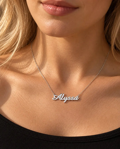 Collar con Nombre Personalizado en Plata de Ley 925 - llevado por una modelo
