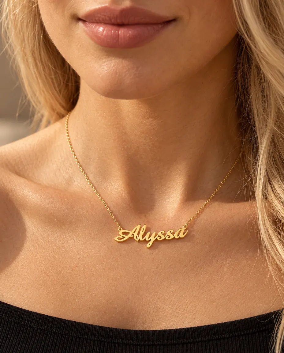 Collar con Nombre Personalizado en Plata de Ley 925 - en dorado, llevado por una modelo