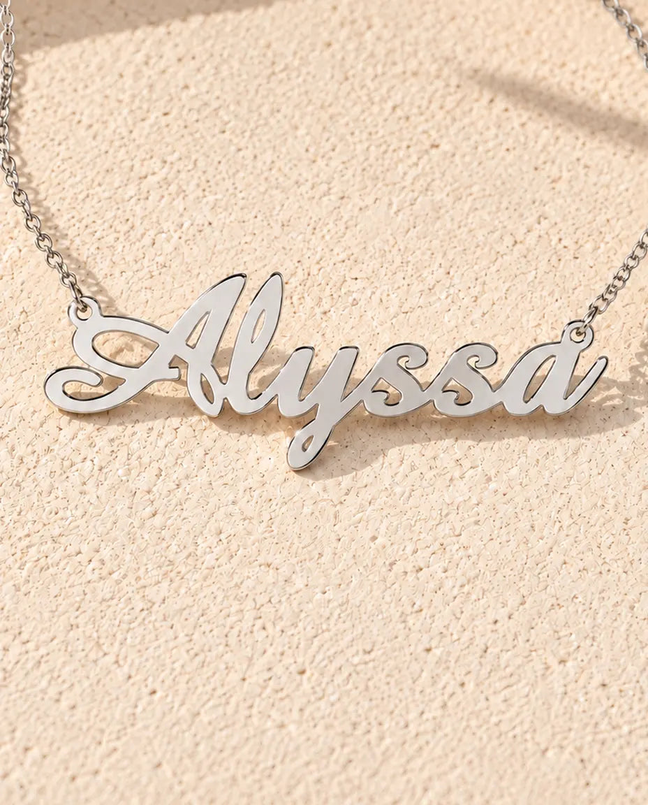 Collar con Nombre Personalizado en Plata de Ley 925 - primer plano del nombre recortado