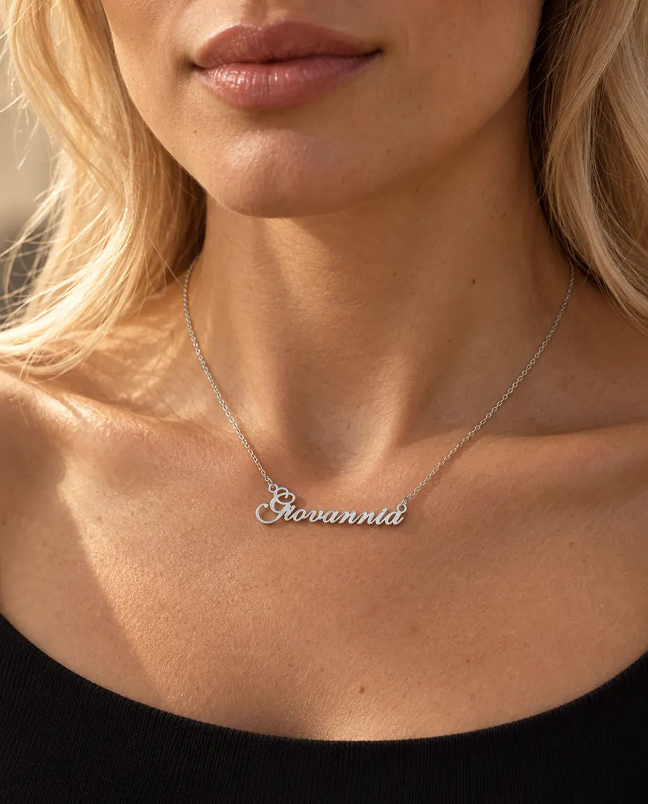 Collar con Nombre Personalizado en Plata de Ley 925 - llevado por una modelo