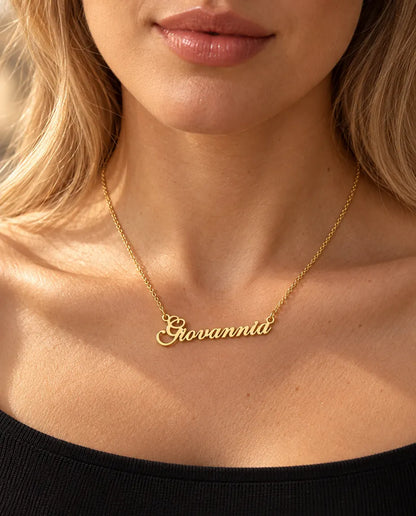 Collar con Nombre Personalizado en Plata de Ley 925 - en dorado, llevado por una modelo
