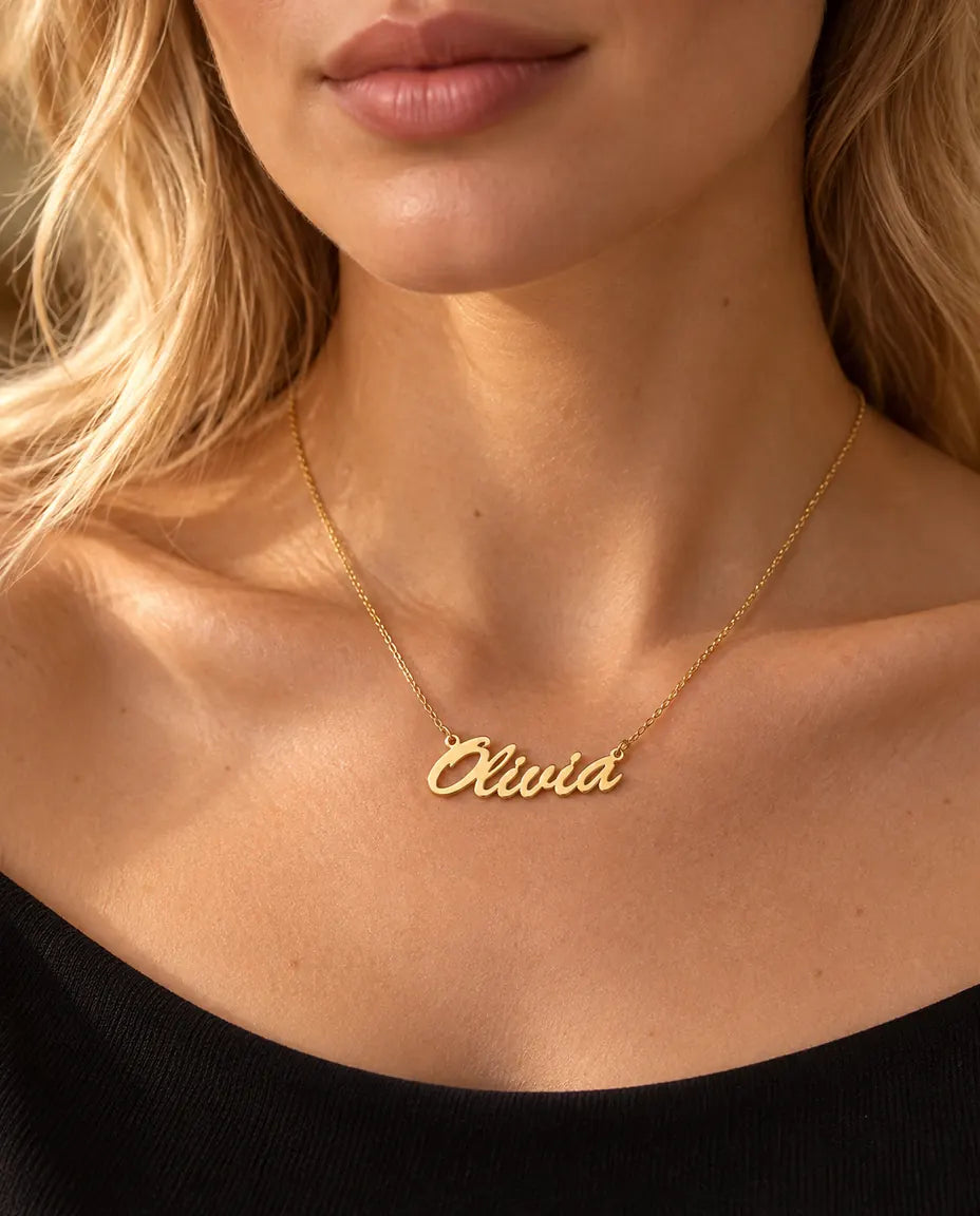 Collar con Nombre Personalizado en Plata de Ley 925 - en dorado, llevado por una modelo