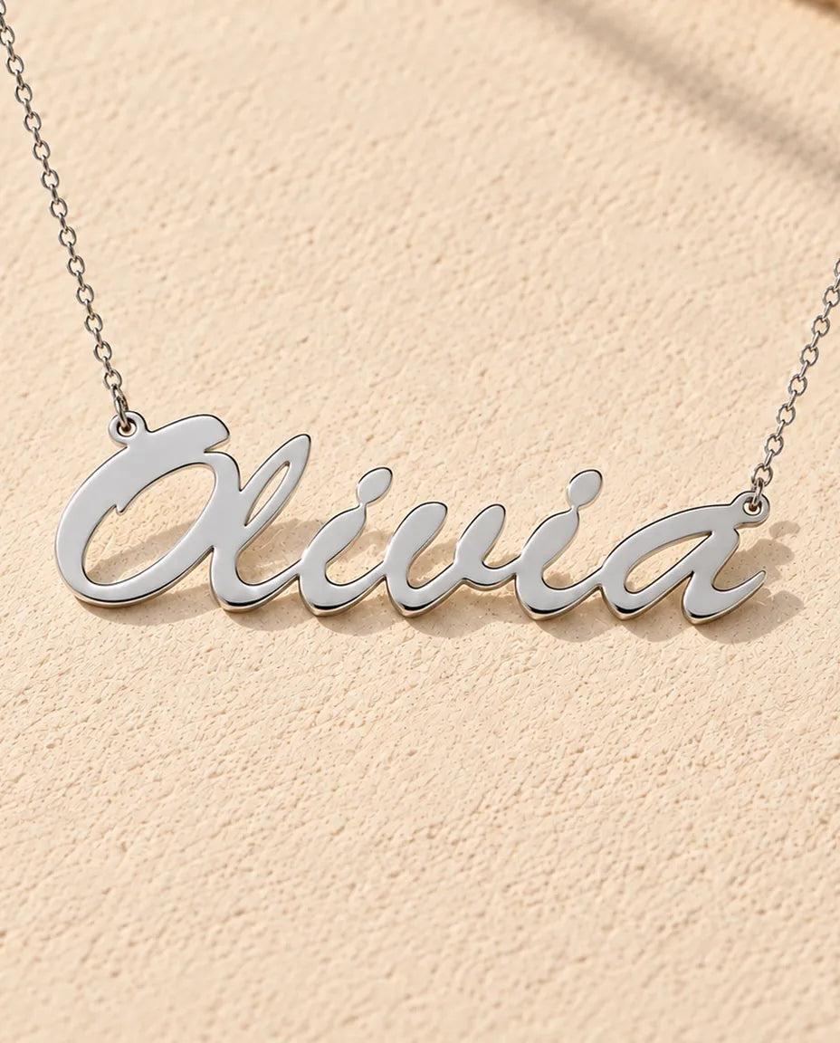 Collar con Nombre Personalizado en Plata de Ley 925 - primer plano del nombre recortado