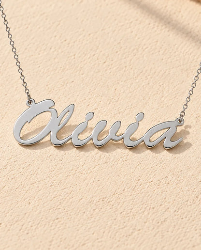 Collar con Nombre Personalizado en Plata de Ley 925 - primer plano del nombre recortado