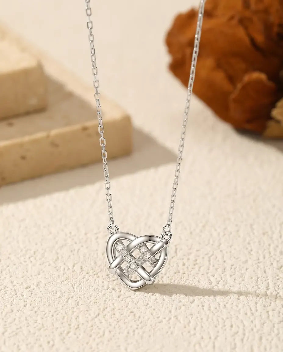 Collar Nudo Celta Corazón – 9 moissanitas color D, en plata de ley 925, cadena ajustable de 40 a 45 cm