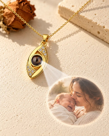 Collar de ojo turco dorado que proyecta la foto de una madre con su recién nacido sobre yeso