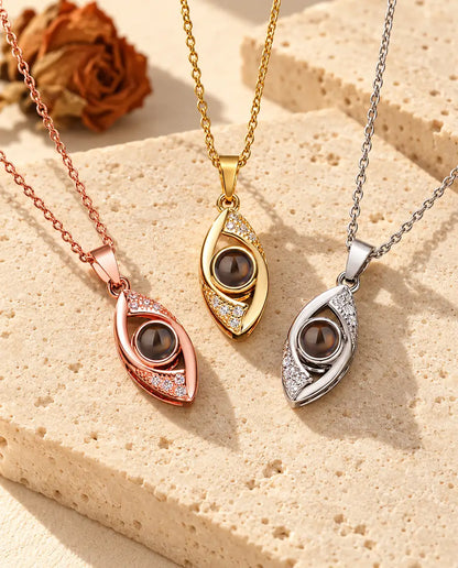 Colgantes de ojo de almendra en color oro rosa, dorado y plateado, uno junto a otro