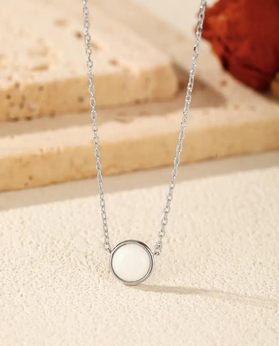 Collar de Ópalo en Plata 925 – Ópalo Blanco Redondo de Laboratorio de 6 mm en Bisel sobre una Fina Cadena Forzada, Collar Delicado para Cada Día