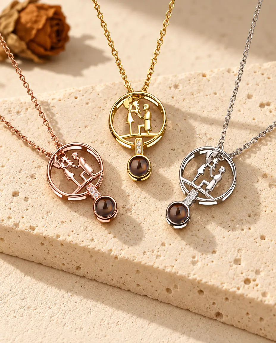 Collares de pedida de mano con foto dentro en plateado, dorado y color oro rosa, uno junto a otro