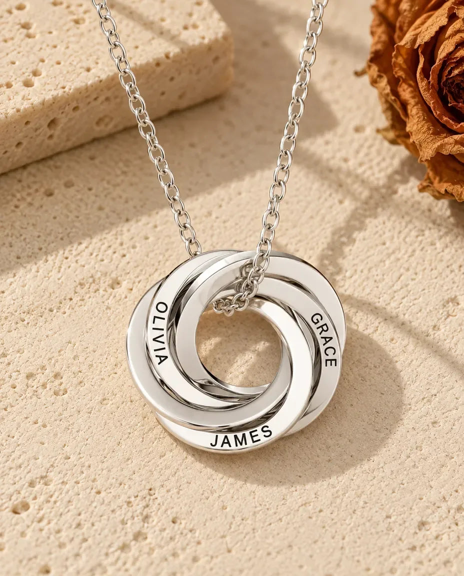 Collar personalizado con 3 a 5 aros entrelazados y un nombre grabado en cada uno — regalo para mamá - vista frontal en plata