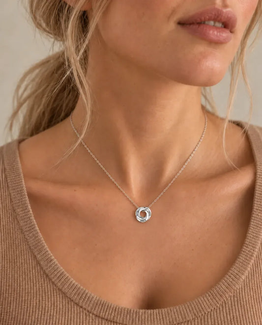 Collar personalizado con 3 a 5 aros entrelazados y un nombre grabado en cada uno — regalo para mamá - llevado por una modelo