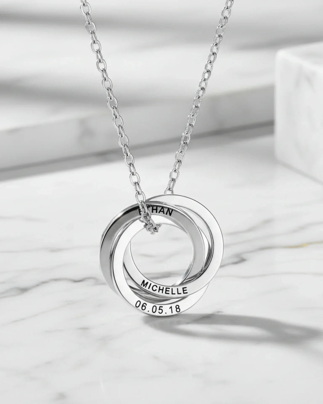 Collar personalizado con 3 a 5 aros entrelazados y un nombre grabado en cada uno — regalo para mamá
