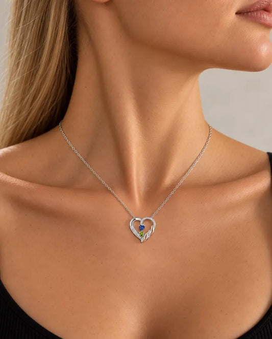 Collar personalizado para mamá - llevado por una modelo