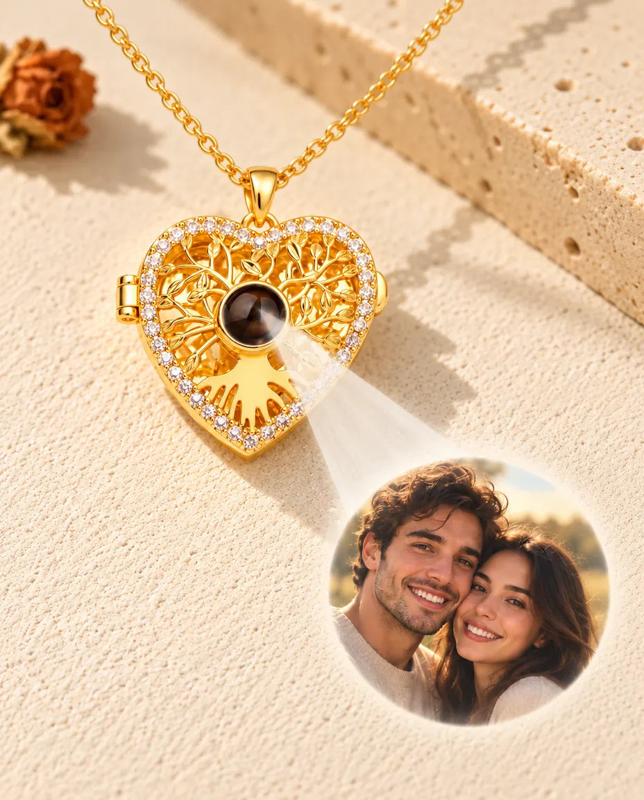 Luz que atraviesa la bola marrón del relicario dorado de corazón y muestra la foto de una pareja sonriente