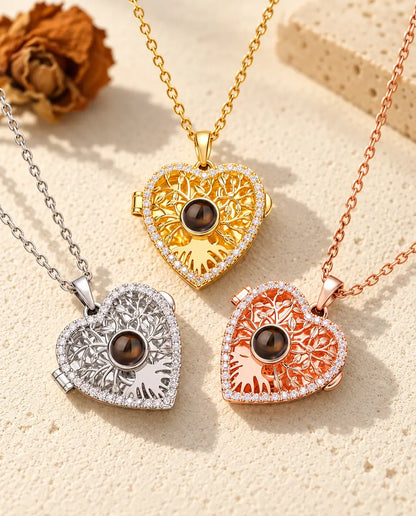 Relicarios de corazón con árbol de la vida en plateado, dorado y color oro rosa sobre yeso color crema