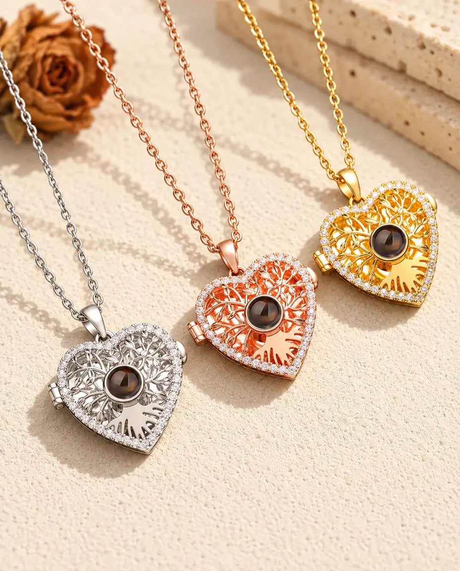 Los tres colores del collar relicario de corazón con árbol de la vida, colocados uno junto a otro