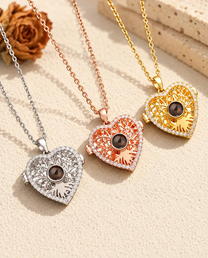 Los tres colores del collar relicario de corazón con árbol de la vida, colocados uno junto a otro