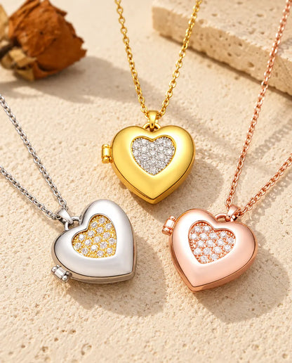 Los tres colores del collar relicario de corazón con centro de circonitas, colocados juntos sobre yeso