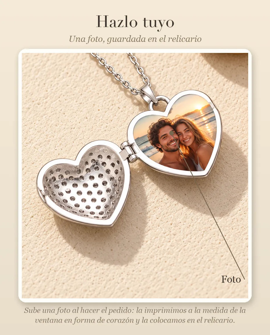 Guía de personalización que muestra dónde va tu foto dentro del relicario de corazón cuajado de circonitas
