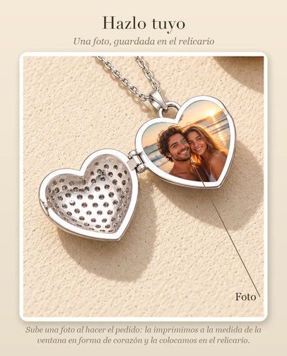 Guía de personalización que muestra dónde va tu foto dentro del relicario de corazón cuajado de circonitas
