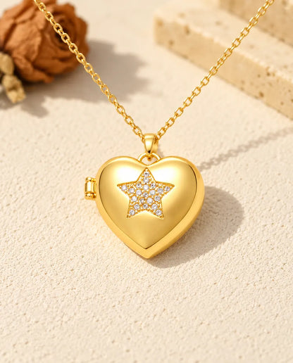 Vista frontal del relicario de corazón dorado con la estrella de circonitas y la bisagra lateral