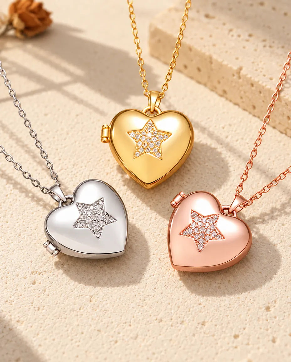 Los tres colores del collar relicario de corazón con estrella de circonitas, colocados juntos sobre yeso