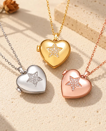 Los tres colores del collar relicario de corazón con estrella de circonitas, colocados juntos sobre yeso