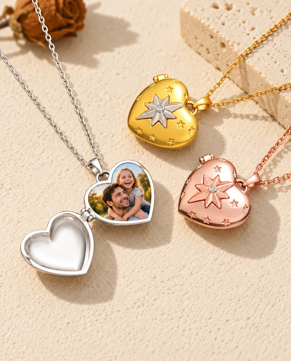 Relicario plateado con estrella polar abierto con una foto de padre e hija, junto a dos cerrados en dorado y color oro rosa