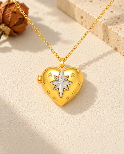 Vista frontal del relicario de corazón dorado con la estrella polar de ocho puntas y la bisagra lateral