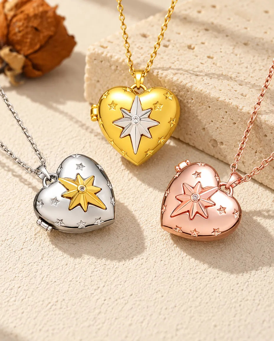Los tres colores del collar relicario de corazón con estrella polar, colocados juntos sobre yeso