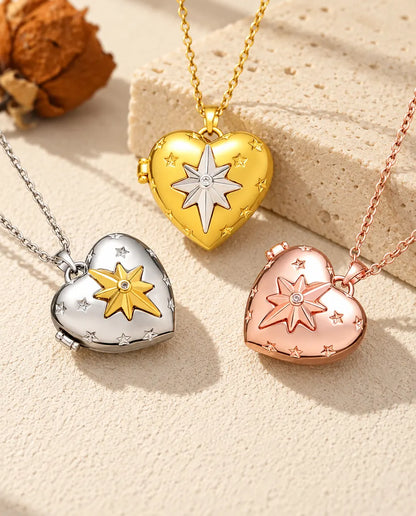 Los tres colores del collar relicario de corazón con estrella polar, colocados juntos sobre yeso