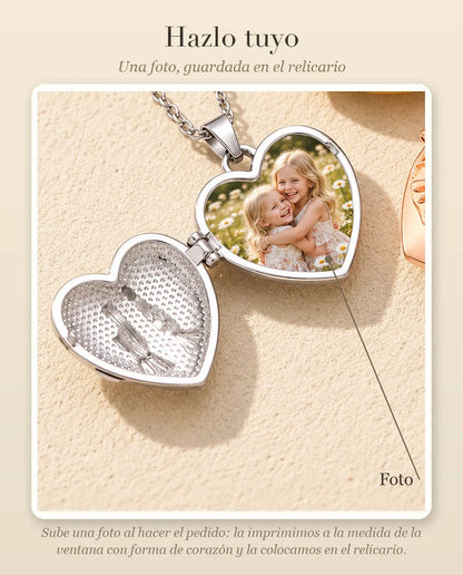 Guía de personalización que muestra dónde va tu foto dentro del relicario de corazón con dos hermanas