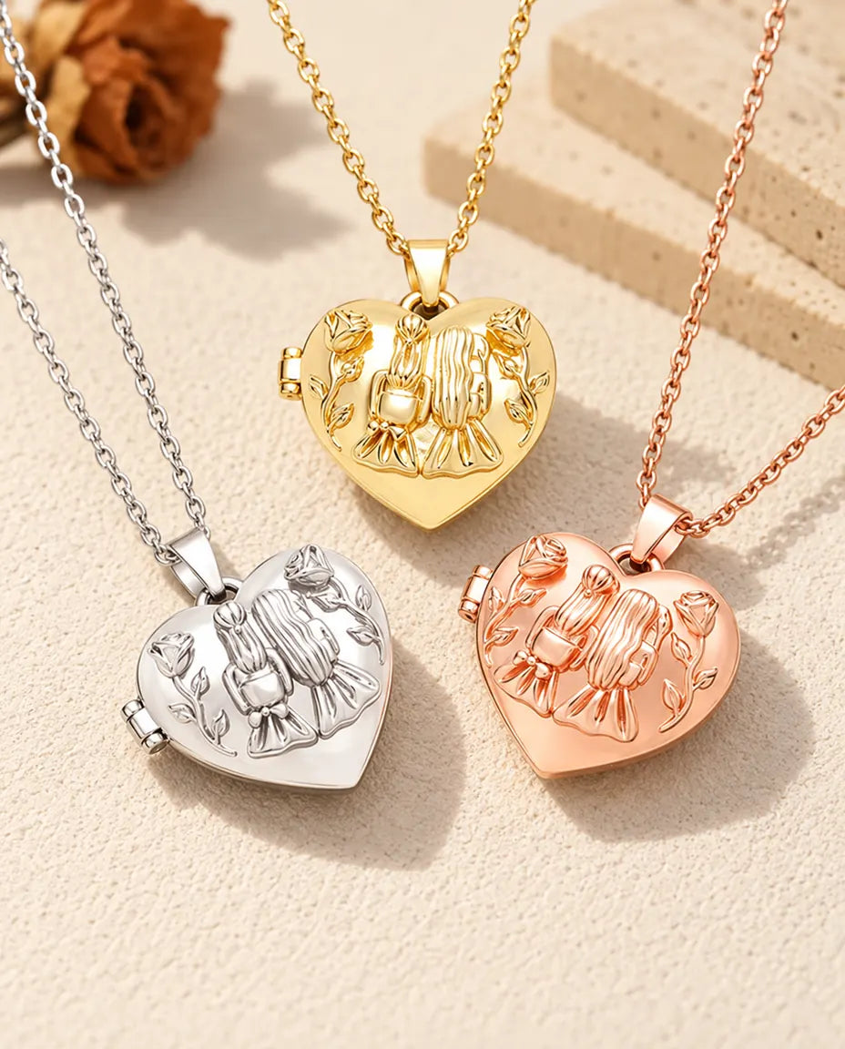 Los tres colores del collar relicario de corazón con dos hermanas colocados juntos sobre yeso