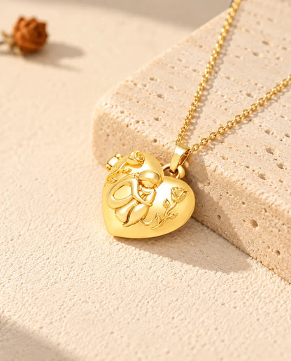 Collar relicario de corazón dorado con mujer y perro apoyado sobre un bloque de travertino