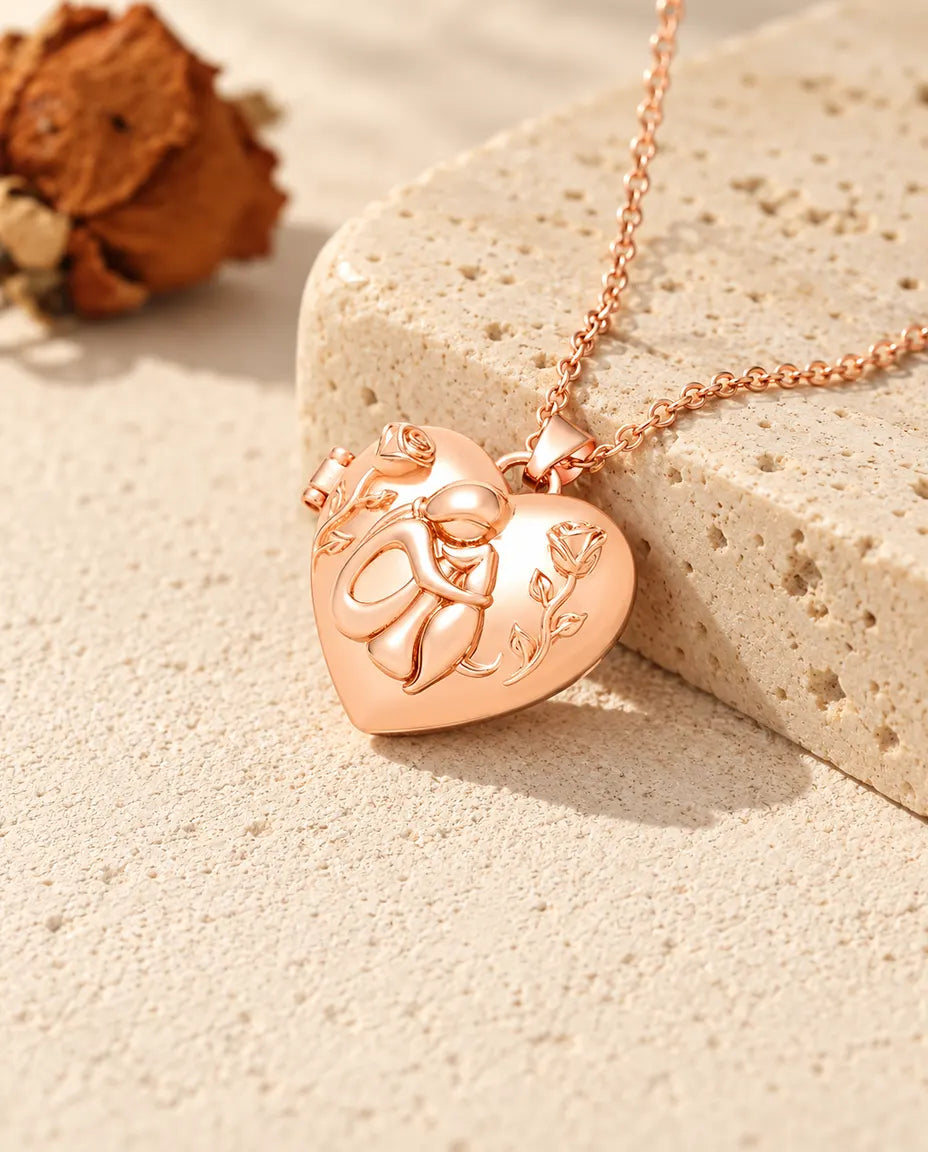 Collar relicario de corazón color oro rosa con mujer y perro sobre travertino con luz cálida de sol