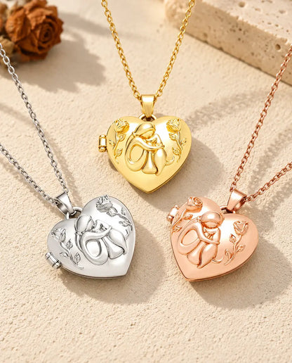 Los tres colores del collar relicario de corazón con mujer y perro colocados juntos sobre yeso