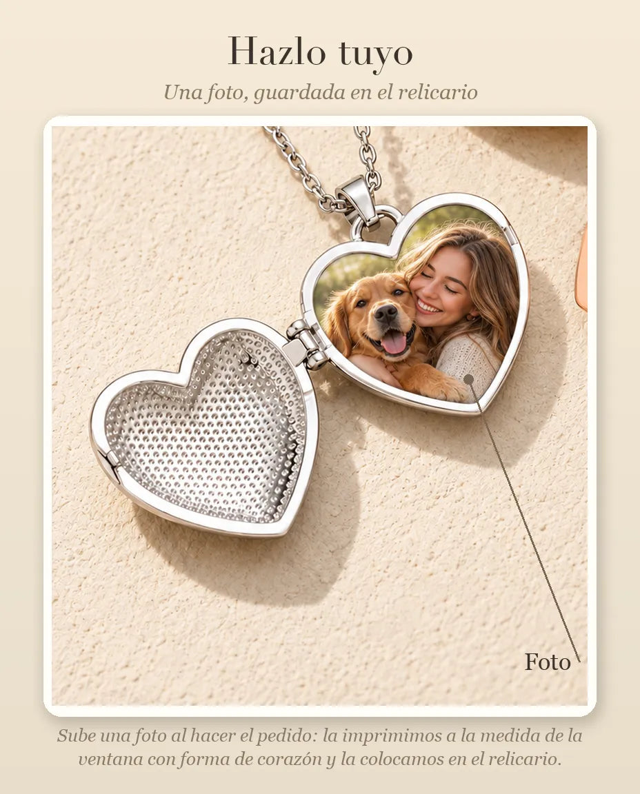 Guía de personalización que muestra dónde va tu foto dentro del relicario de corazón con mujer y perro