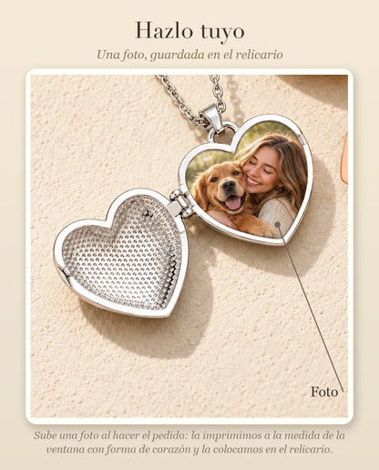 Guía de personalización que muestra dónde va tu foto dentro del relicario de corazón con mujer y perro