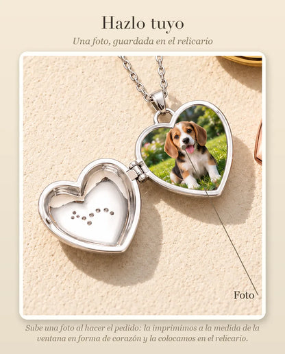 Guía de personalización que muestra dónde va tu foto dentro del relicario de corazón con perrito