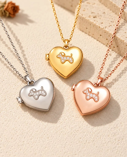 Los tres colores del collar relicario de corazón con perrito, colocados juntos sobre yeso