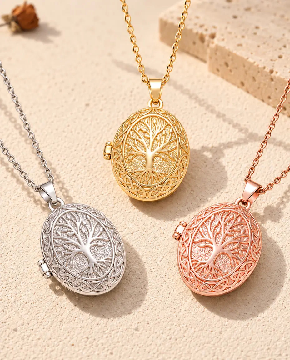 Los tres colores del collar relicario con árbol de la vida colocados juntos sobre una superficie de yeso