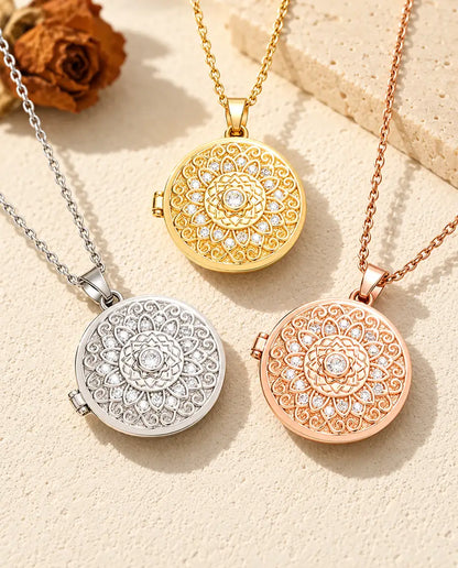 Los tres colores del collar relicario con flor mandala colocados juntos sobre una superficie de yeso