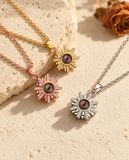 Collares de sol con foto dentro en plateado, dorado y color oro rosa sobre travertino