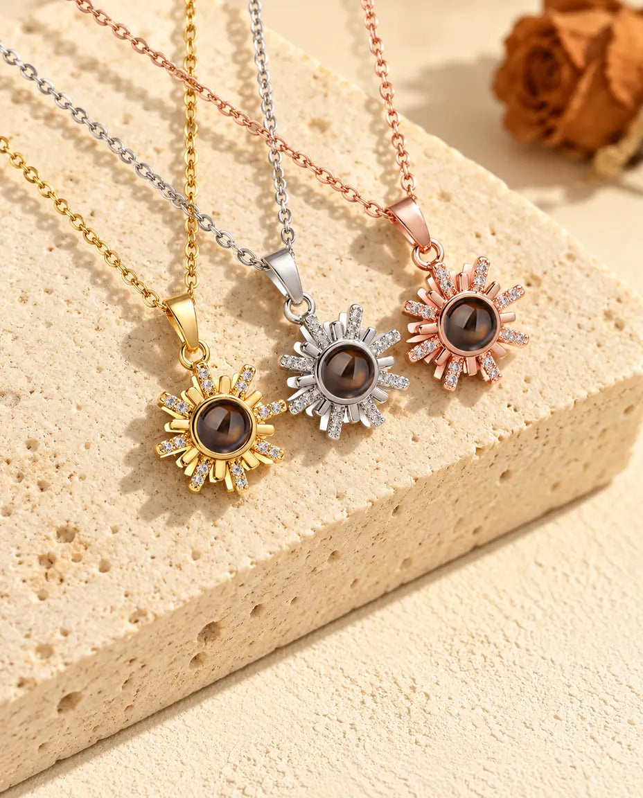 Colgantes de sol dorado, plateado y color oro rosa colocados uno junto a otro