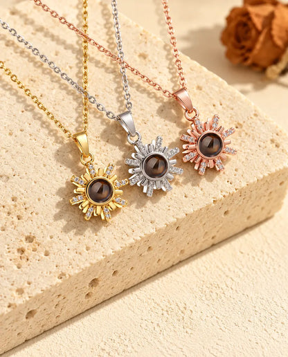 Colgantes de sol dorado, plateado y color oro rosa colocados uno junto a otro