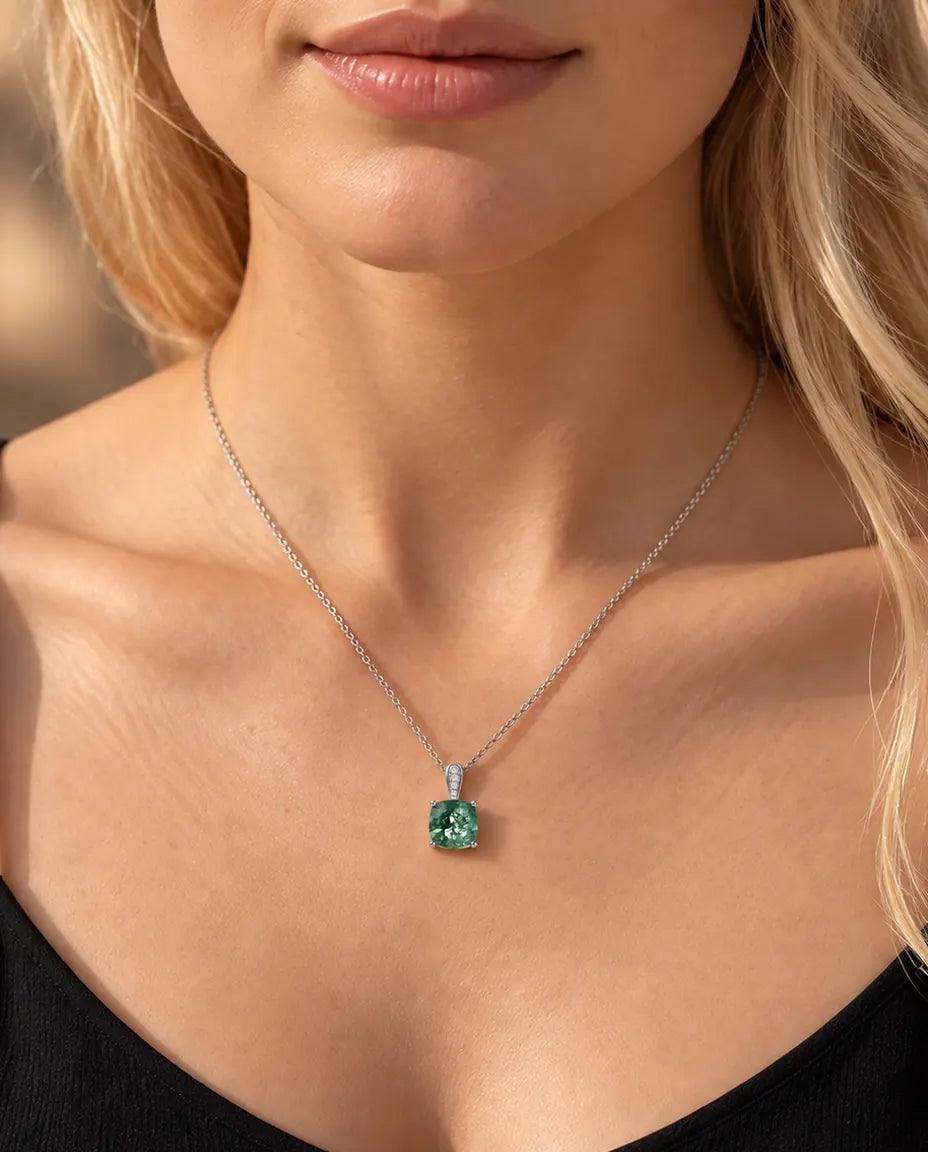 Collar Solitario de Ágata Musgosa en Plata 925 - llevado por una modelo, primer plano en la clavícula