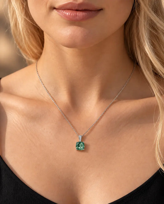 Collar Solitario de Ágata Musgosa en Plata 925 - llevado por una modelo, primer plano en la clavícula