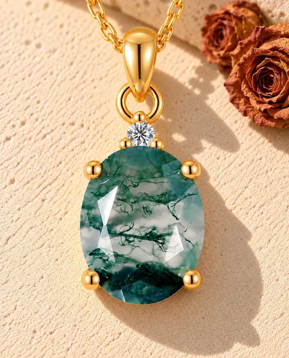 Collar Solitario de Ágata Musgosa Ovalada en Plata 925 Chapada en Oro - sobre una superficie clara con textura junto a un bloque de travertino