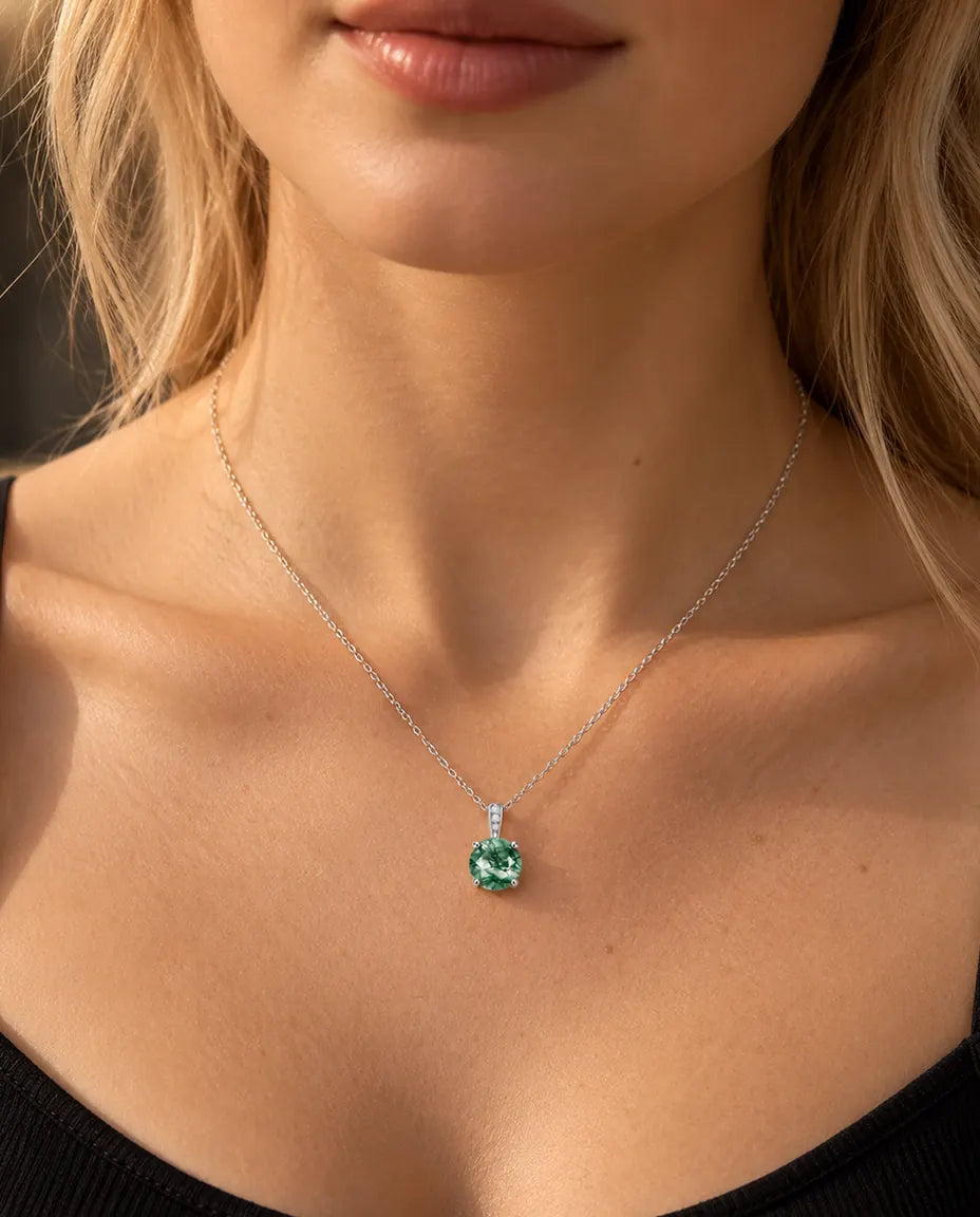 Collar Solitario de Ágata Musgosa Redonda en Plata 925 - llevado por una modelo, primer plano en la clavícula