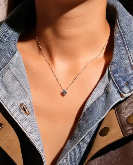 Collar Solitario de Moissanita 1 ct en Plata 925 - llevado por una modelo, primer plano en la clavícula